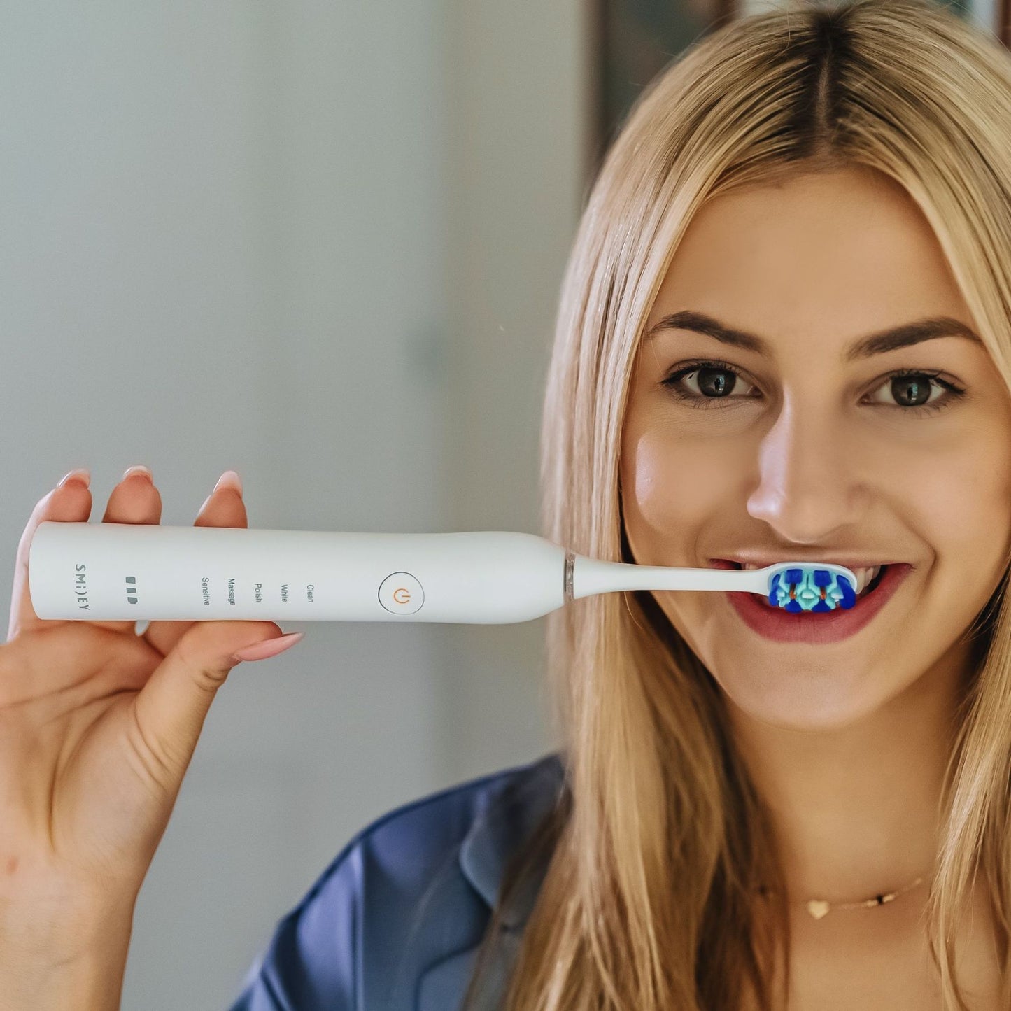 НАБОР электрическая зубная щетка Smiley Pro White белая + годовой запас насадок + футляр